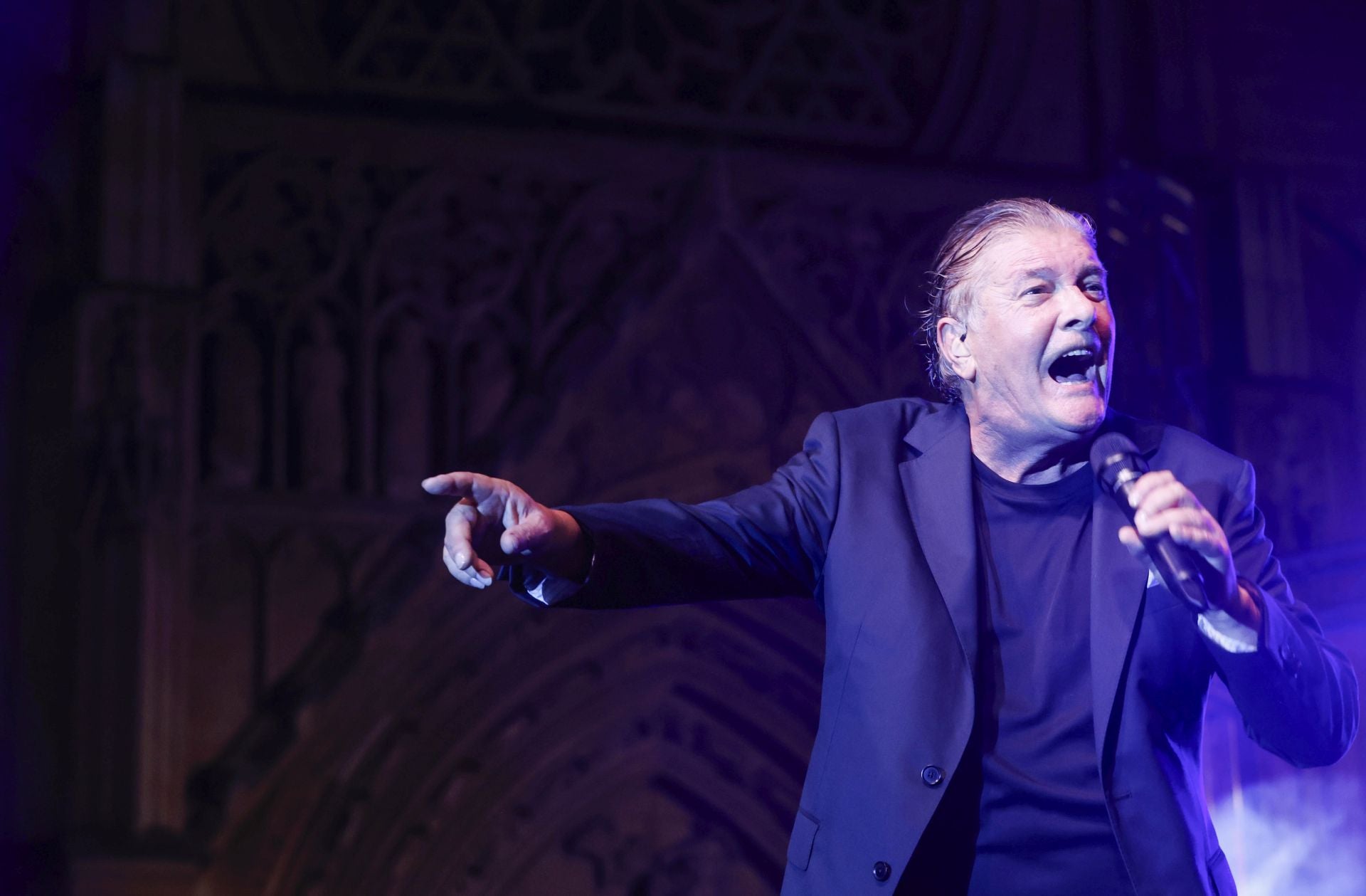 Francisco vuelve a los escenarios con un concierto en una plaza de la Virgen