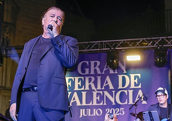 Francisco vuelve a los escenarios con un concierto en una plaza de la Virgen