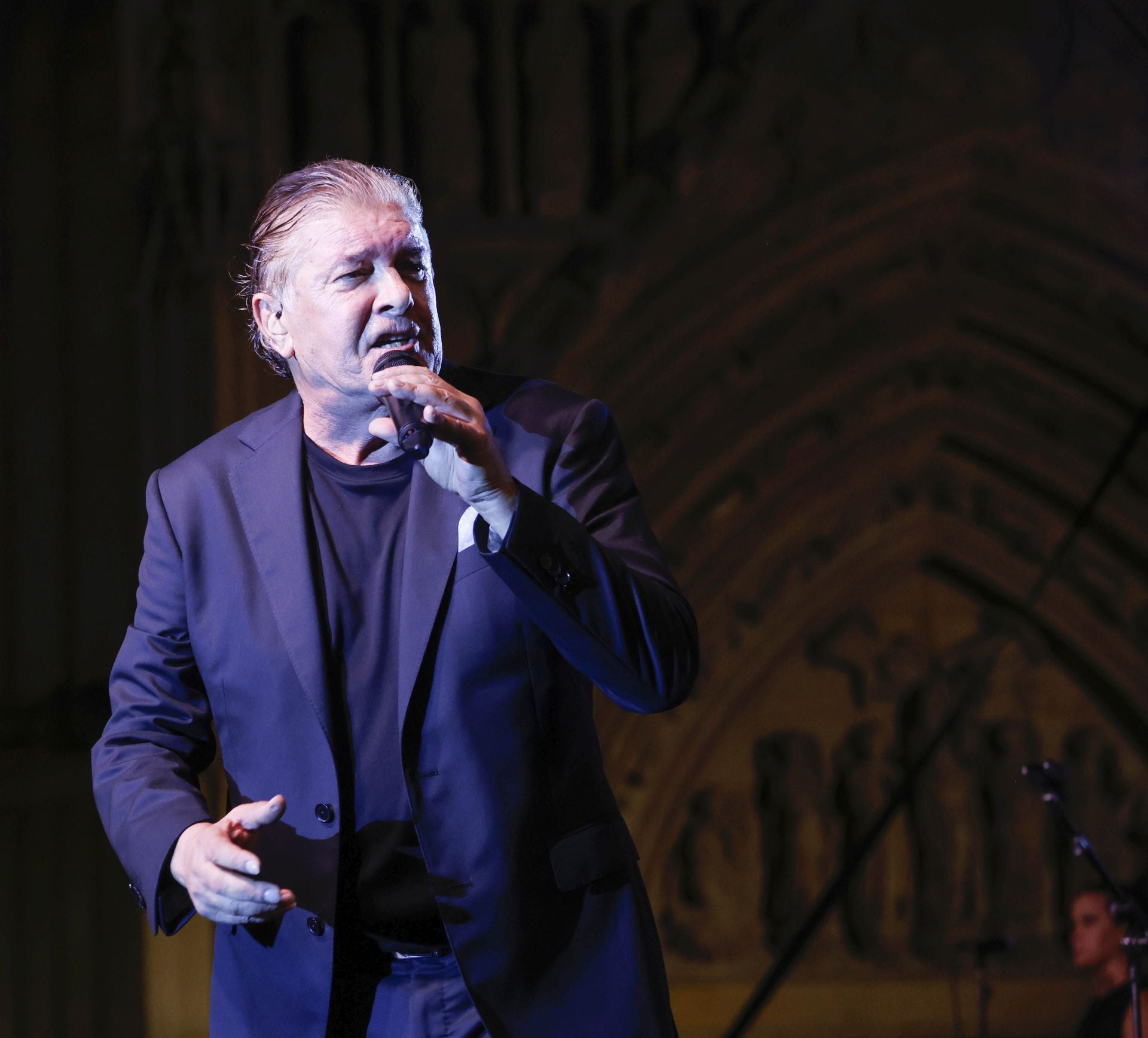 Francisco vuelve a los escenarios con un concierto en una plaza de la Virgen