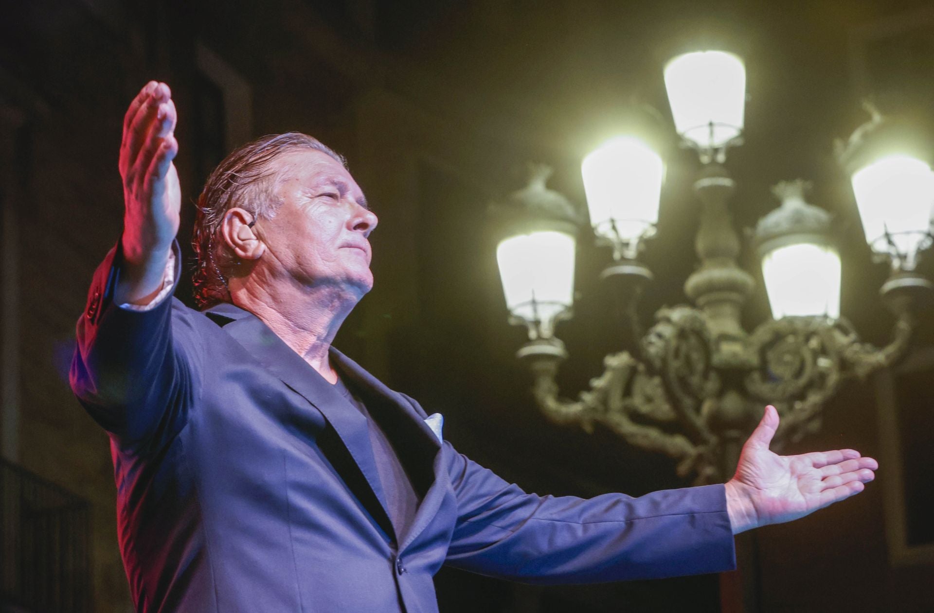 Francisco vuelve a los escenarios con un concierto en una plaza de la Virgen