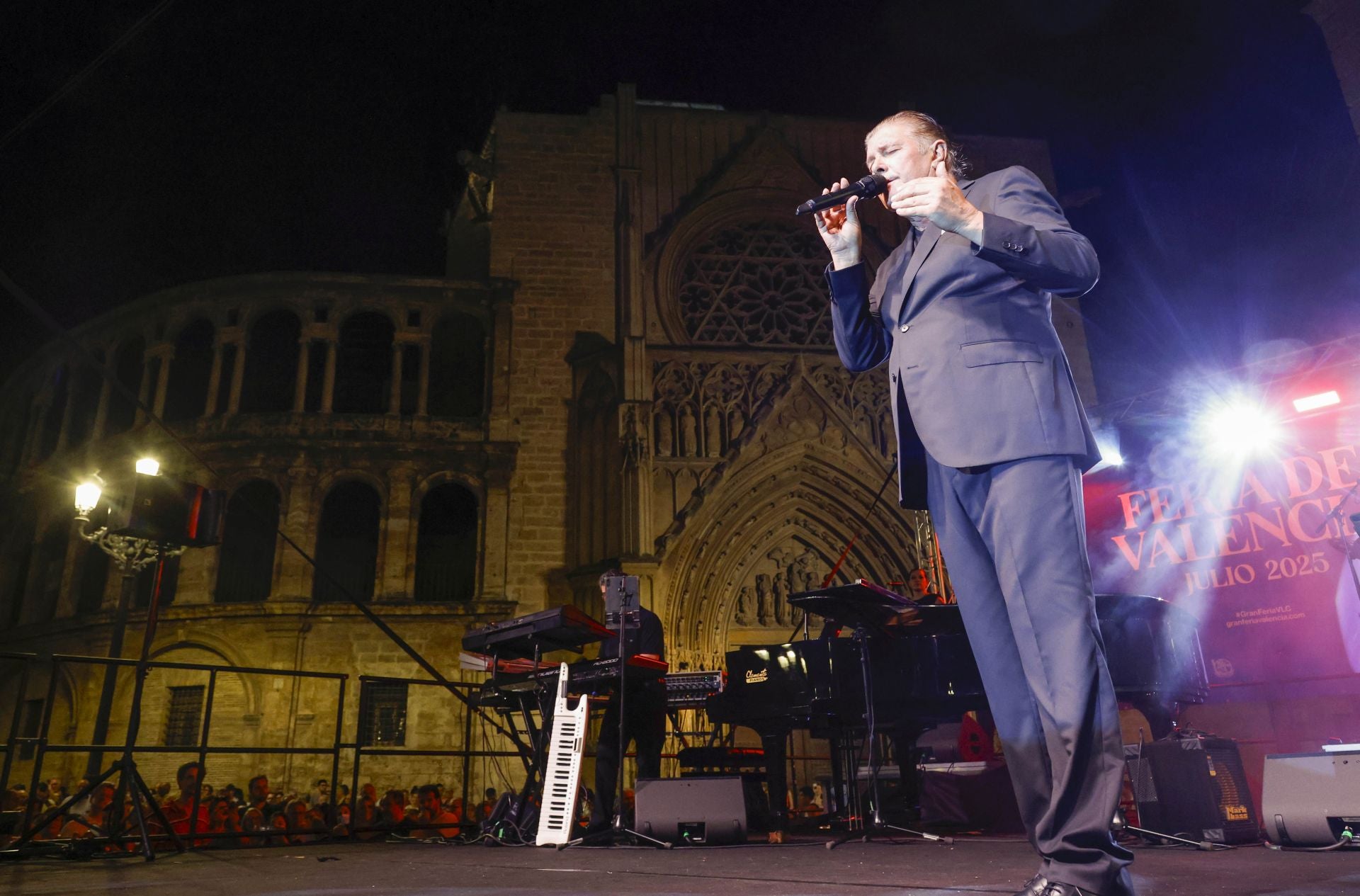 Francisco vuelve a los escenarios con un concierto en una plaza de la Virgen