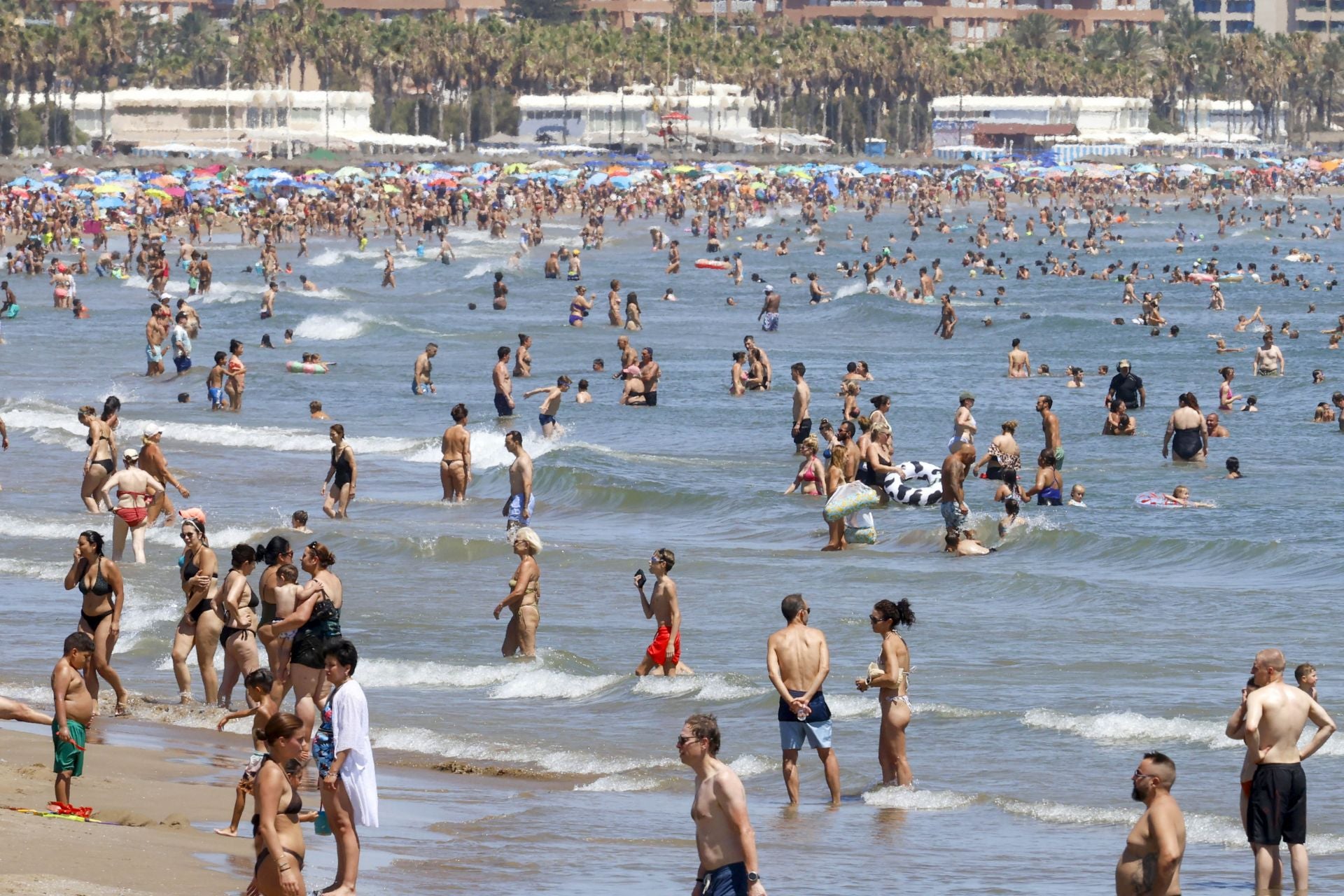 Los valencianos se ponen a remojo contra el calor