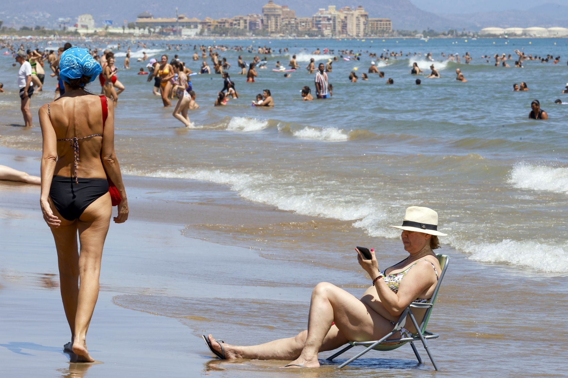 Los valencianos se ponen a remojo contra el calor
