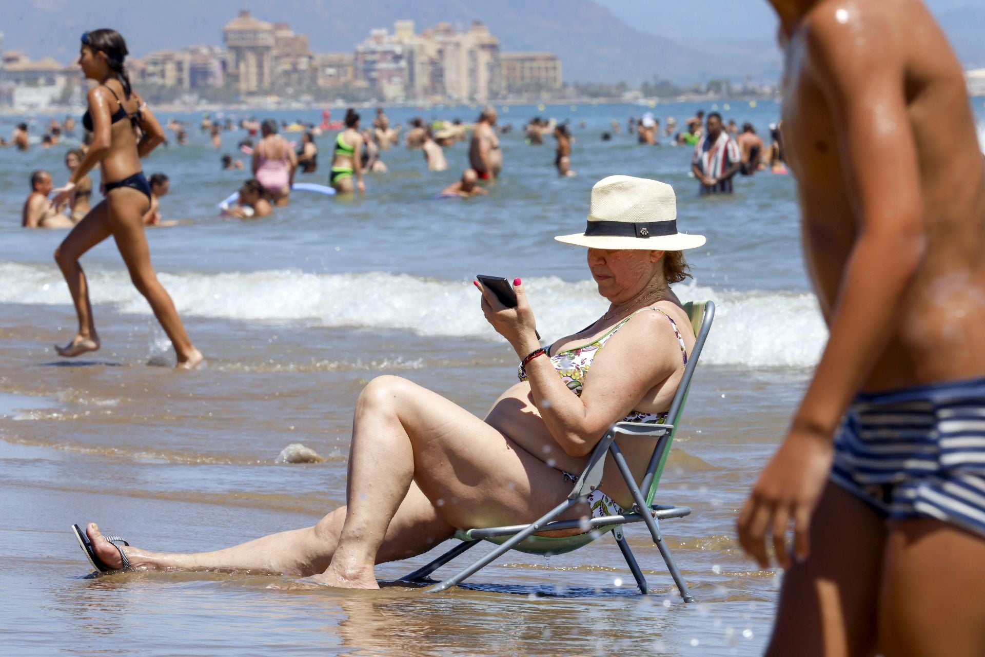 Los valencianos se ponen a remojo contra el calor