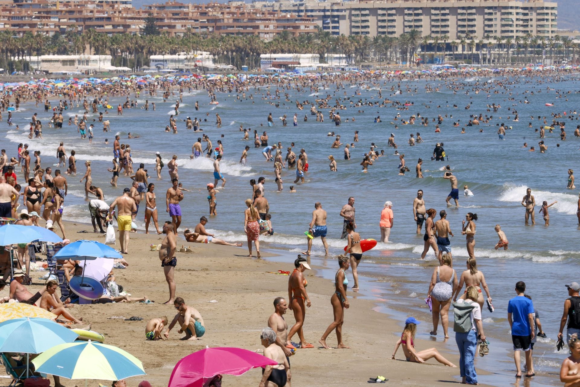 Los valencianos se ponen a remojo contra el calor