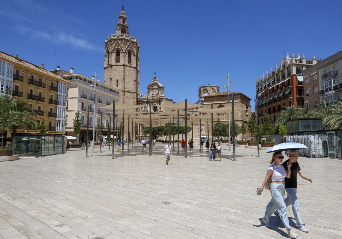 Plaza de la Reina casi vacía por el calor de este domingo en Valencia.