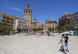 Plaza de la Reina casi vacía por el calor de este domingo en Valencia.
