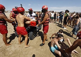 Cruz Roja durante un simulacro de rescate de bañistas en una foto de archivo.
