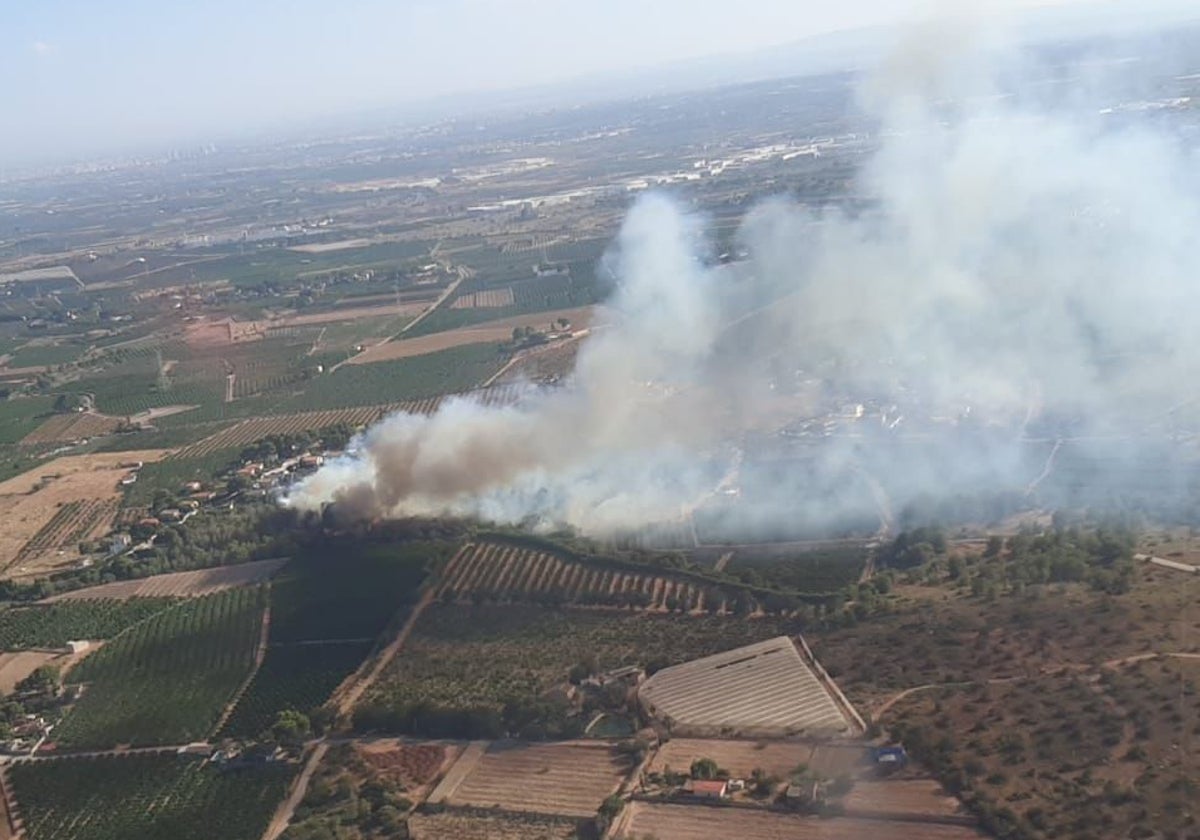 Imagen aérea del incendio forestal de El Puig este domingo.