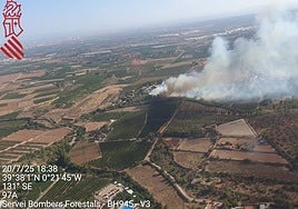 Imagen aérea del incendio forestal de El Puig este domingo.