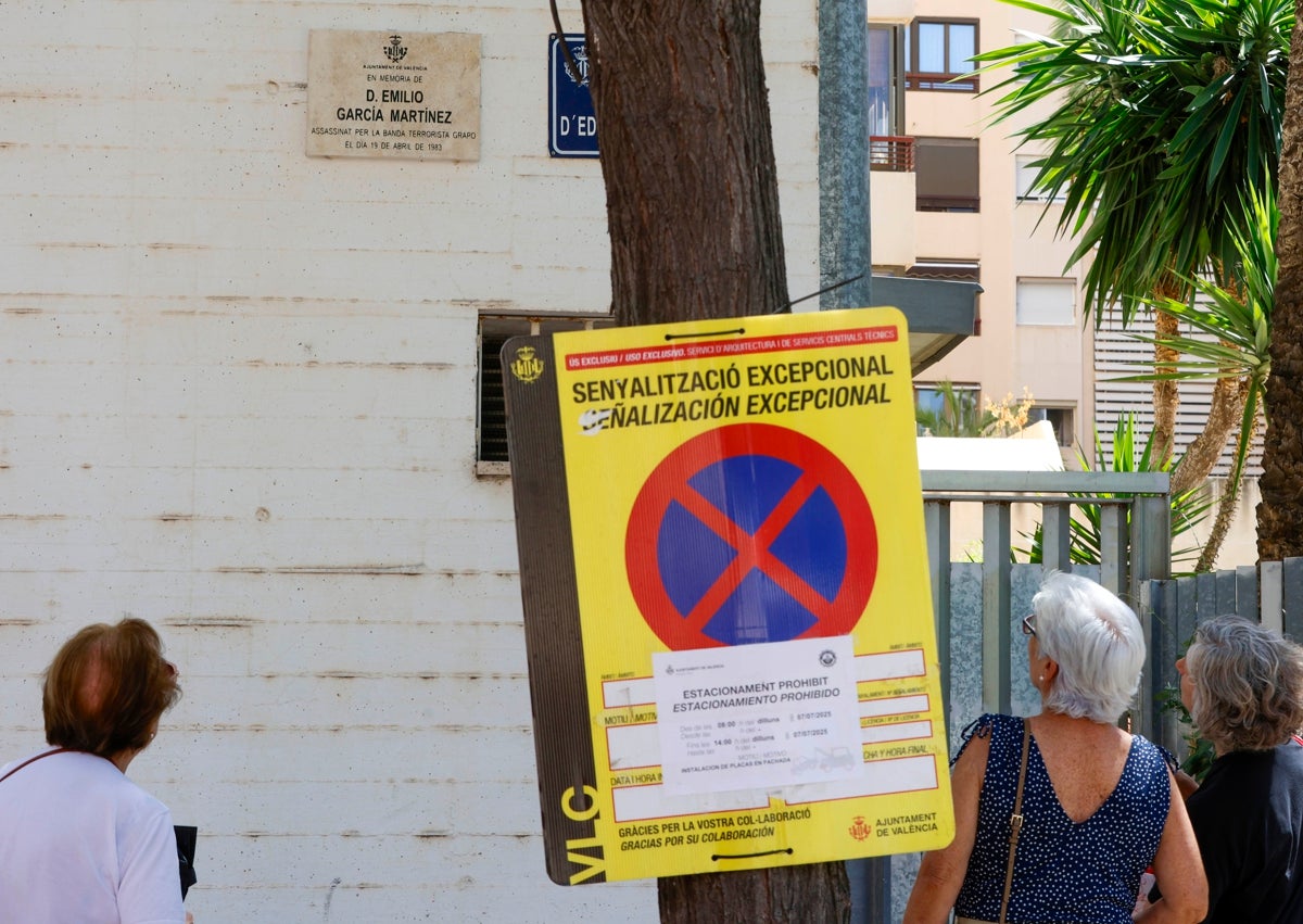 Imagen secundaria 1 - Placas en honor de las tres víctimas del terrorismo