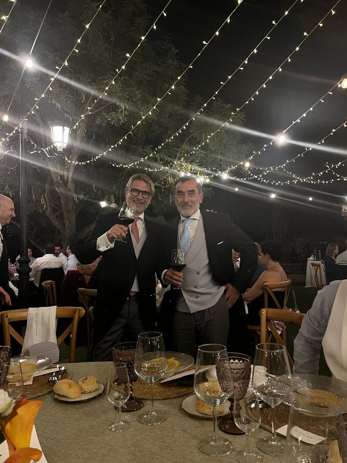 Pablo Broseta y Christian Lissorgues, padres de los novios, brindan en el banquete. 