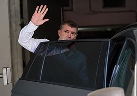 Gourlay despidiéndose después de negociar las renovaciones.