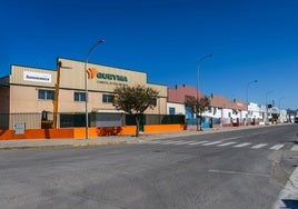 Varias empresas en la calle de un polígono industrial.