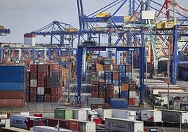 Contenedores en una terminal del puerto de Valencia.