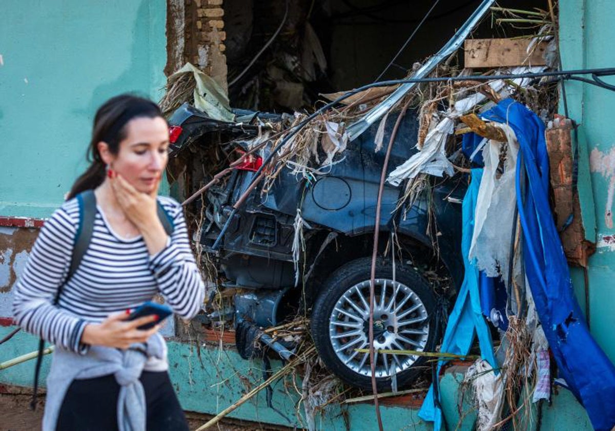 Un coche, empotrado contra una vivienda, en la zona cero de la dana, poco después de la barrancada.