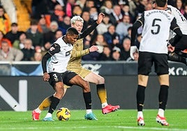 Christian Mosquera, durante un partido con el Valencia la temporada pasada.