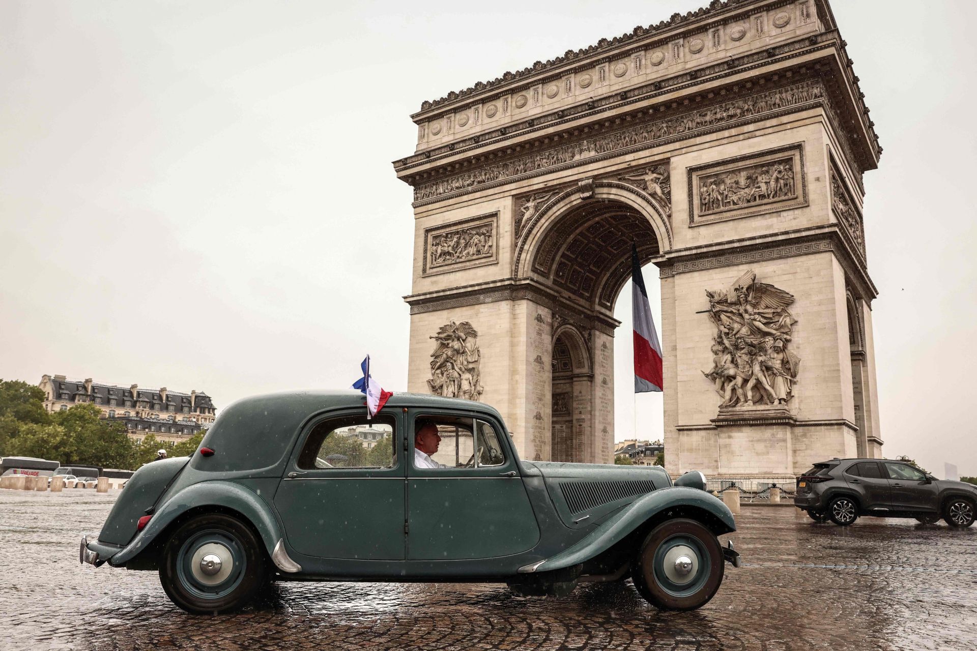 Los coches de época toman París