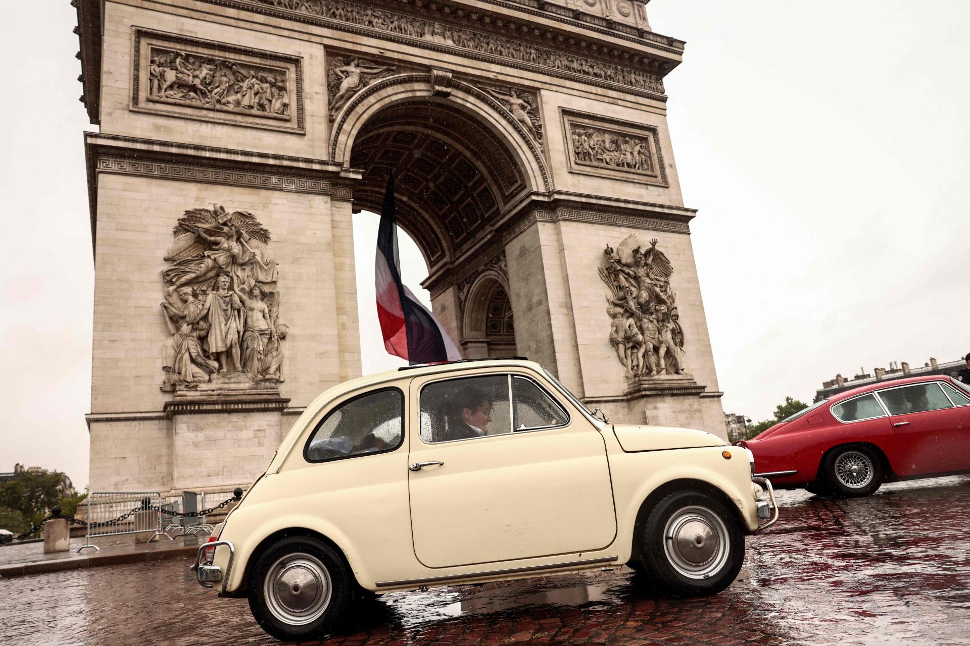 Los coches de época toman París