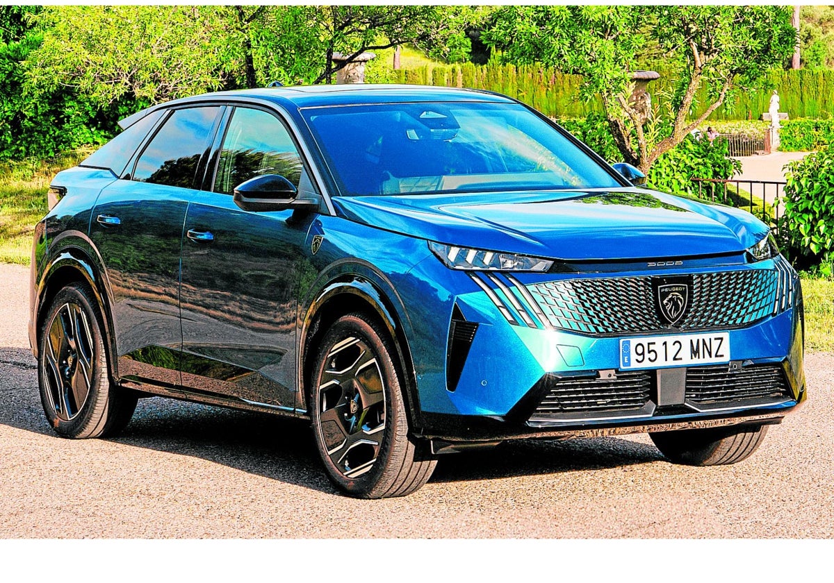 El Peugeot E-3008 se identifica por su frontal totalmente carenado y por las llantas aerodinámicas de hasta 20 pulgadas.