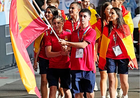 Los abanderados y representantes de la Comunidad Valencia y España.