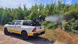 Tareas de fumigación contra los mosquitos.