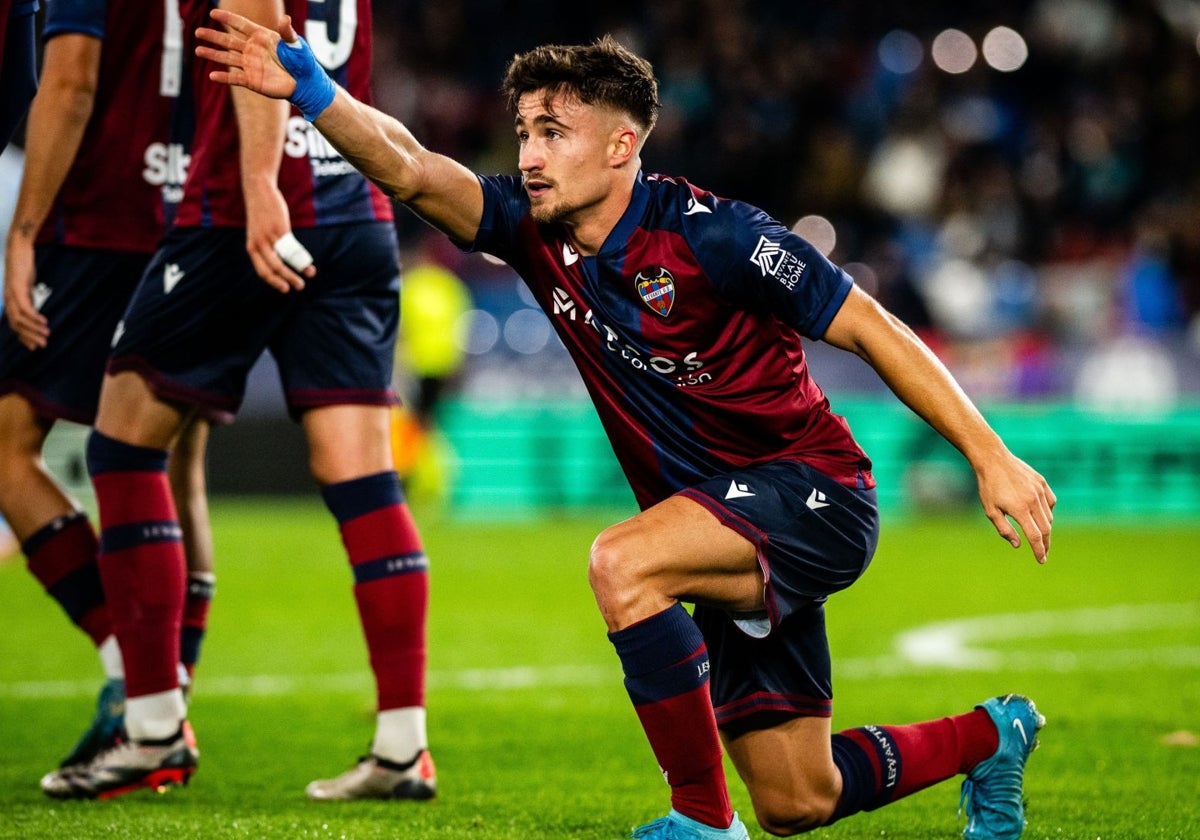 Iván Romero celebra un gol con el Levante durante la pasada temporada.