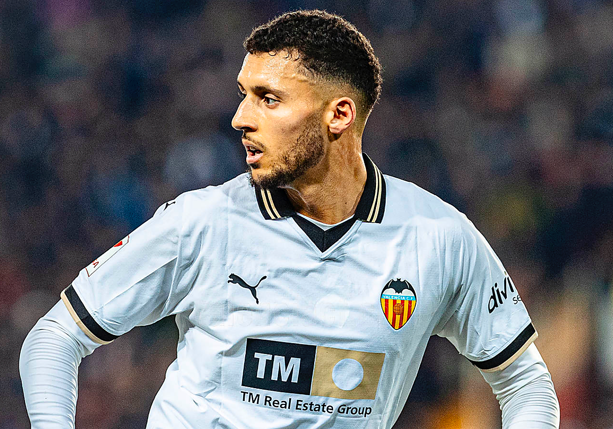 Amallah disputando un partido con el Valencia.