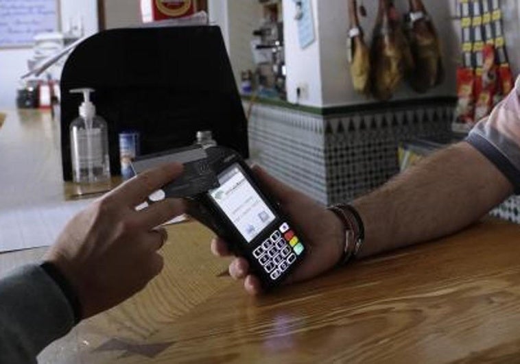 El dueño de un restaurante abre el debate al negarse a cobrar a los clientes por separado: «Ahora llama a todos tus amiguitos»