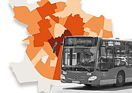 Usuarios de la EMT, en una parada del centro de la ciudad.