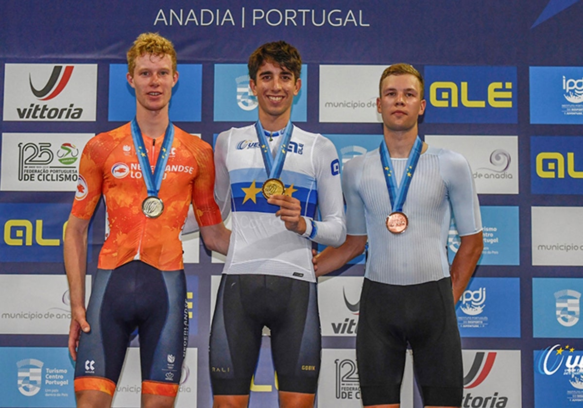 Hugo Álvarez posa en el podio con la medalla de oro.