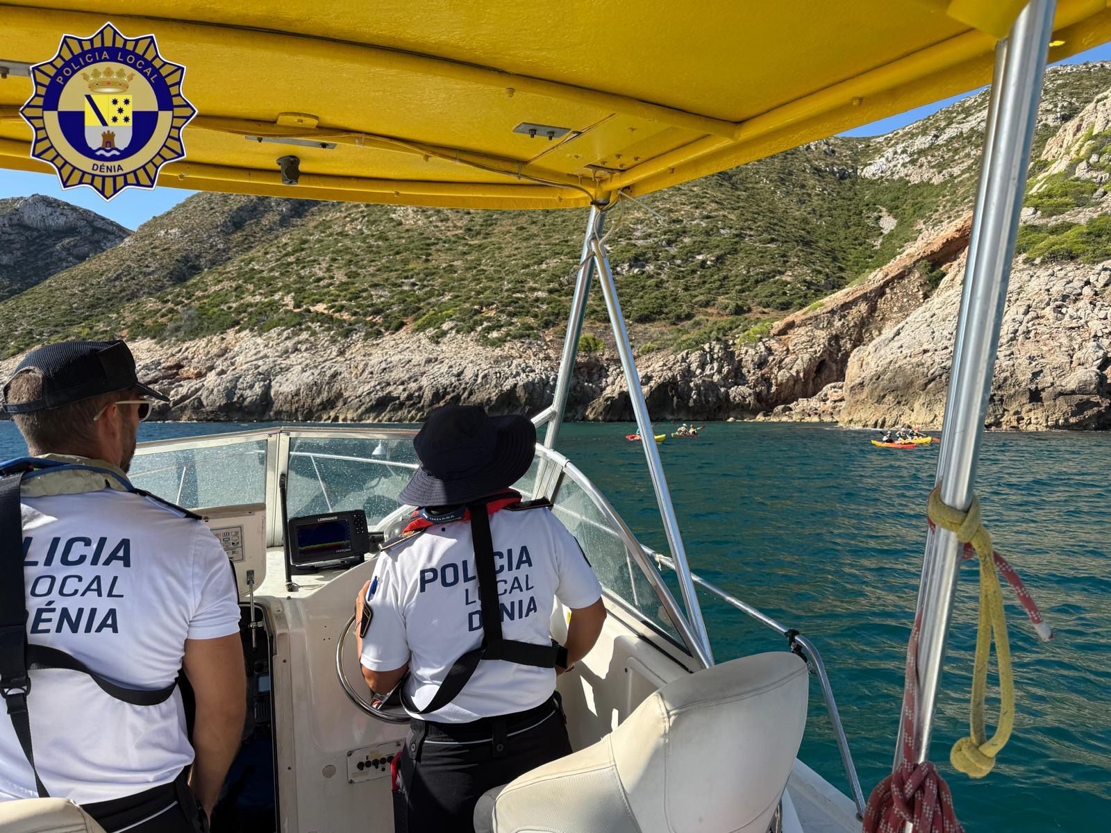 La embarcación del Servicio de Vigilancia Marítima frente a la Cova Tallada.