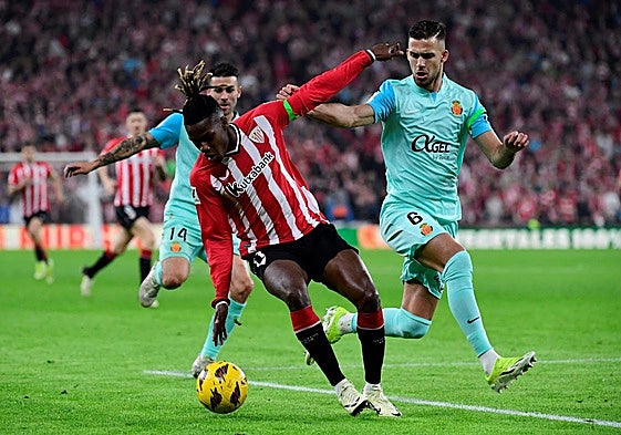 José Copete disputa un balón con Nico Williams, jugador del Athletic.
