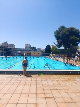 Personas disfrutando de un día de sol en la piscina del Oeste.