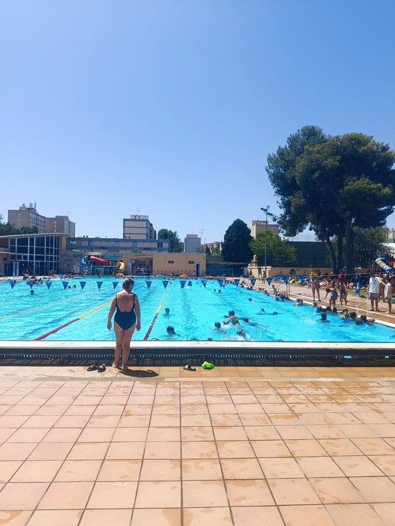 Personas disfrutando de un día de sol en la piscina del Oeste.