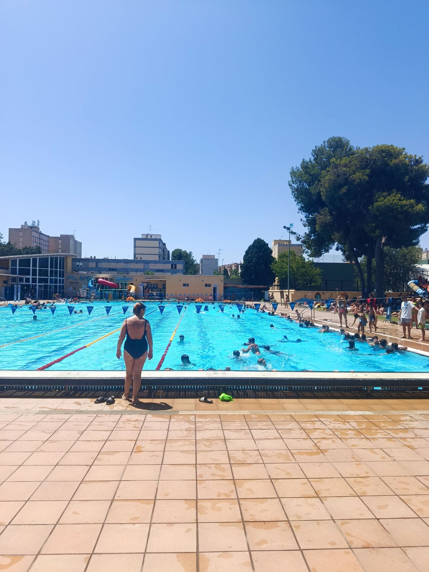 Entre sol y sombra: cómo es un día en la piscina del parque del Oeste