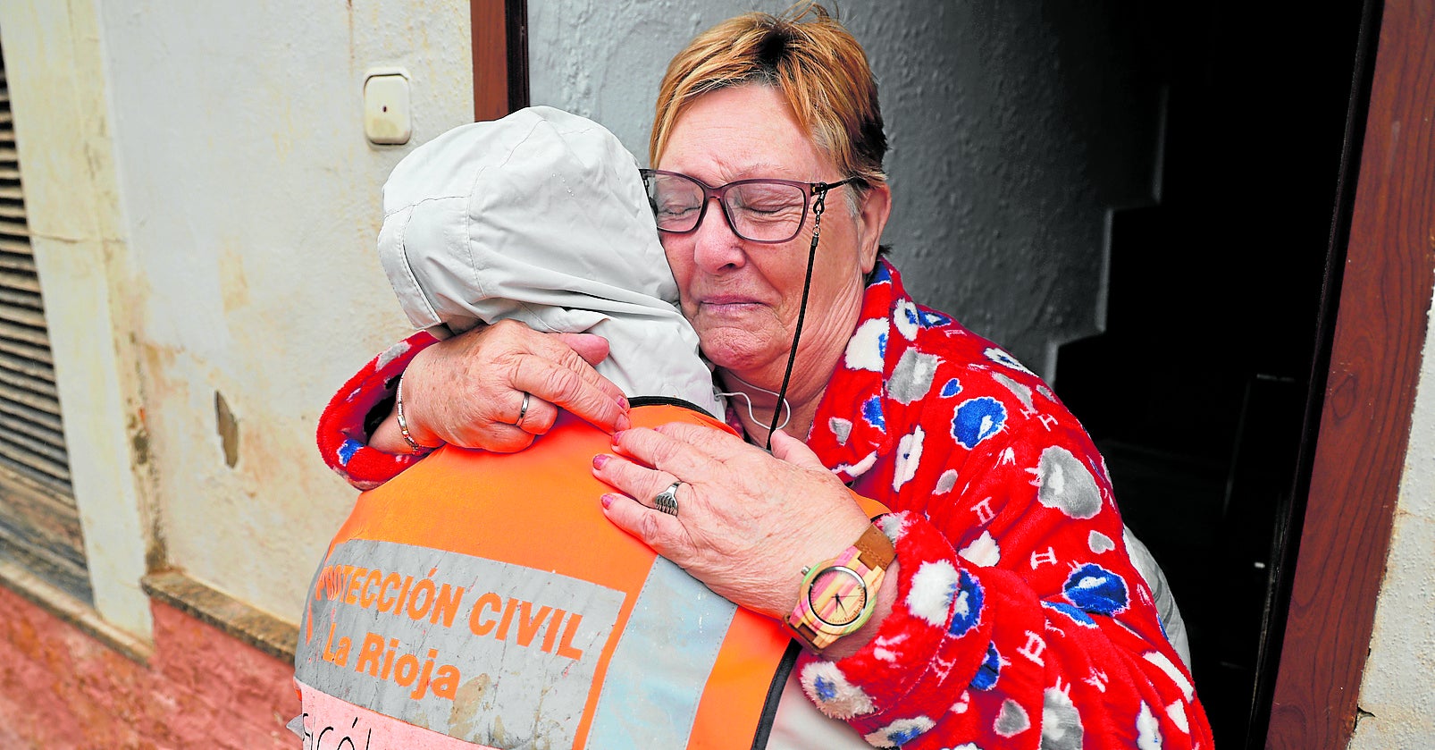Una voluntaria de La Rioja abraza a una mujer de Paiporta, pocos días después de la dana de octubre.