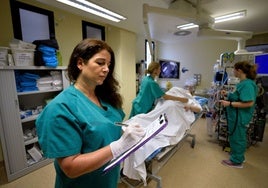 Tres sanitarias atienden a un paciente.