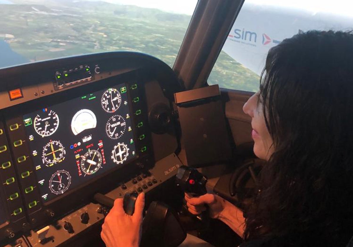 Una valenciana supera su aerofobia a los mandos de un simulador en un curso de Listos Para Despegue en las instalaciones de Airpull Aviation Academy.