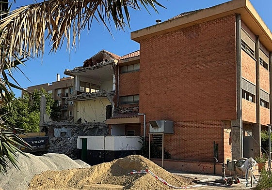 Imagen de las obras de demolición del centro escolar.