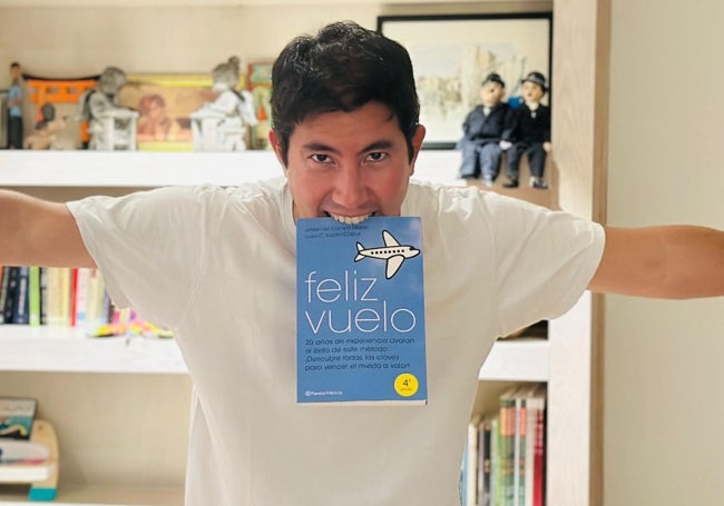Luis extiende sus brazos simulando alas mientras se aferra a las enseñanzas de 'Feliz vuelo'.