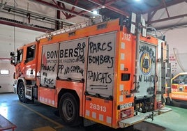 Una de las unidades pintadas con mensajes de protesta.