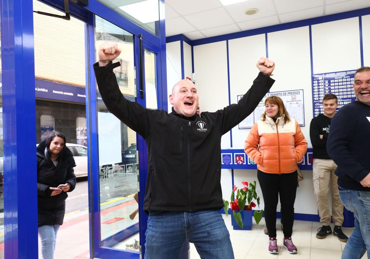 Ganador celebra un premio de lotería. Imagen de archivo.