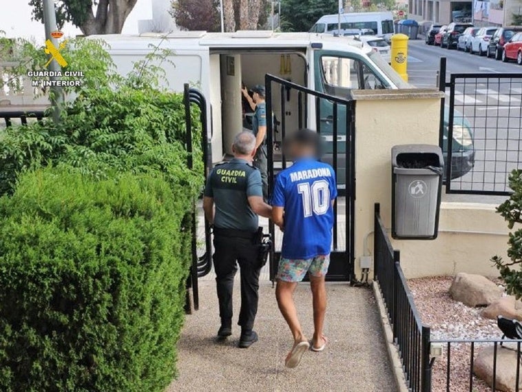 Dos detenidos en Calp por 10 robos en vehículos estacionados junto a la playa