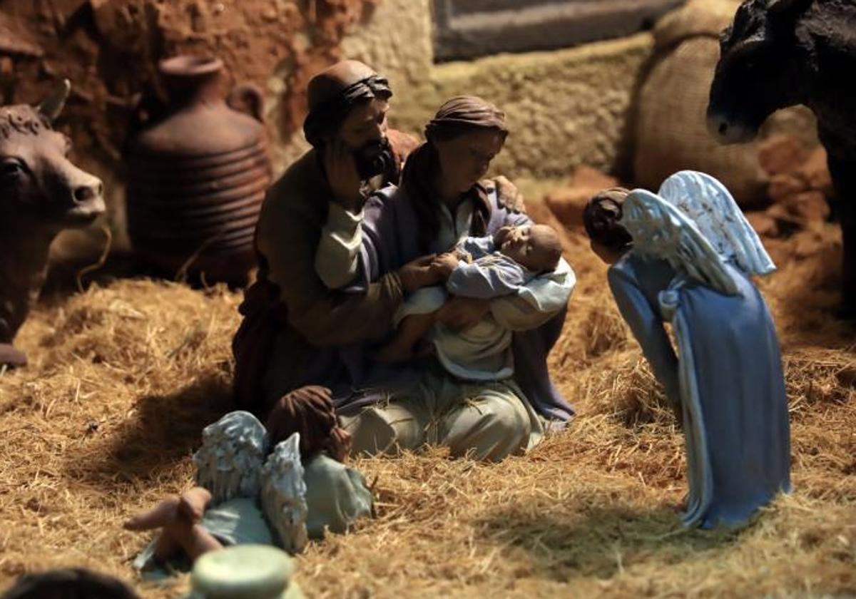 Una figura de un belén, con San José, la Virgen María y el niño Jesús.