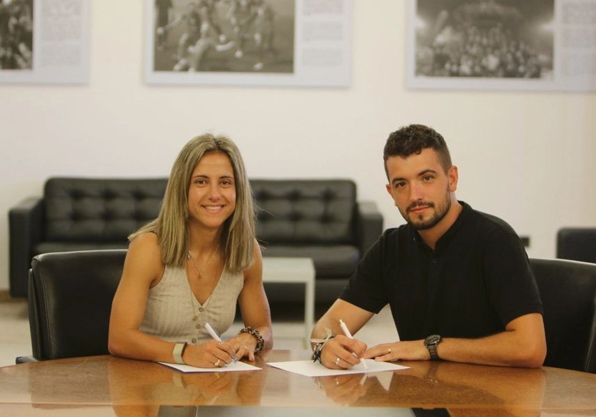 Dolores Silva firma el contrato