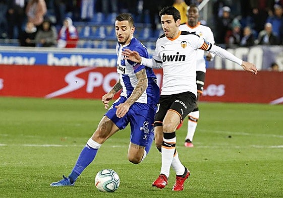 Dani Parejo pelea un balón contra Joselu, jugador del Alavés.