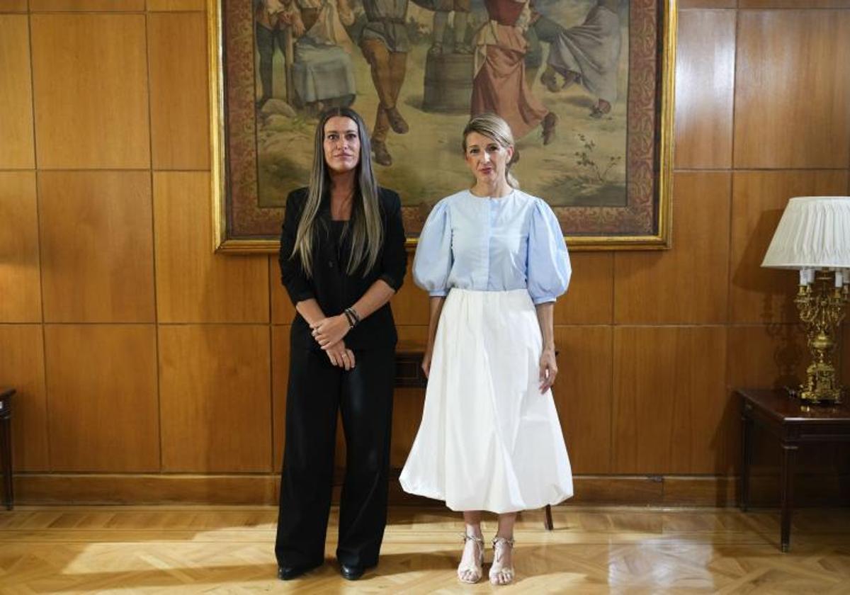 Yolanda Díaz (d), con la portavoz de Junts per Catalunya en el Congreso, Miriam Nogueras.