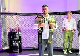 Ilia Topuria con los dos títulos de campeón.