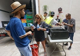 Reparto de comida a personas sin hogar de Ayuda Una Familia en la Gran Mezquita.